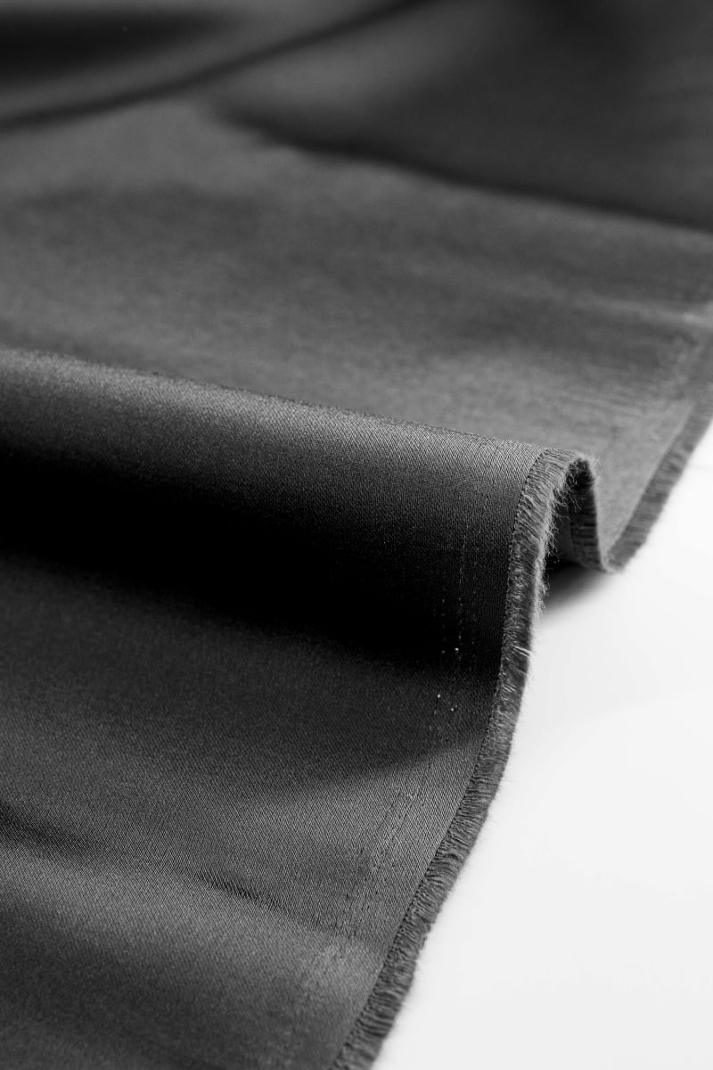 Tejido de raso mikado color negro. Tejido con cuerpo y brillo.