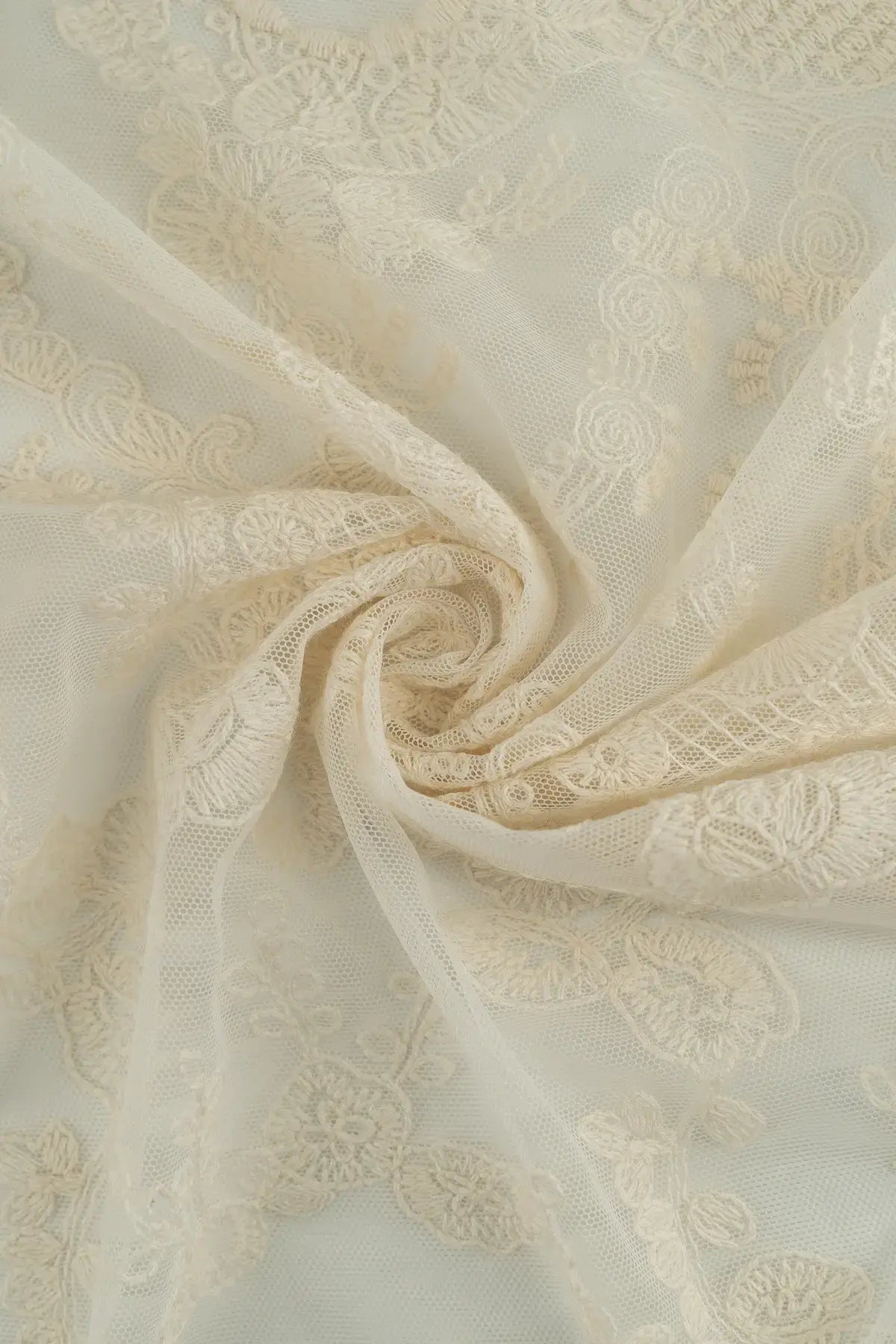 Tul bordado color crudo 