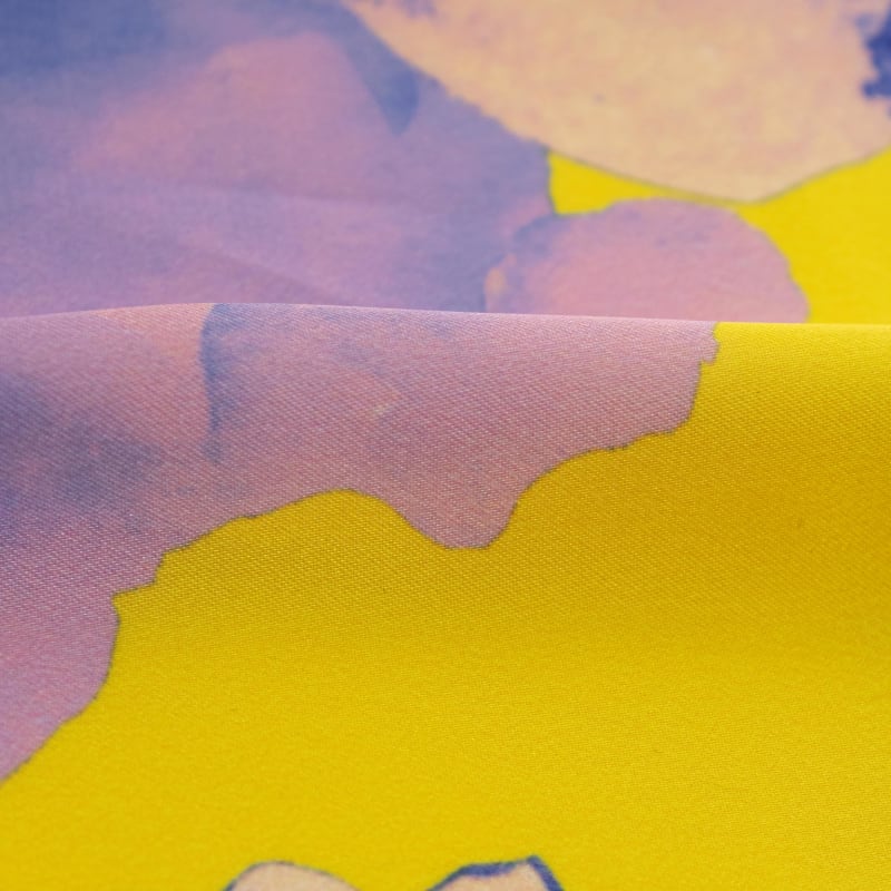 Satén floral amarillo